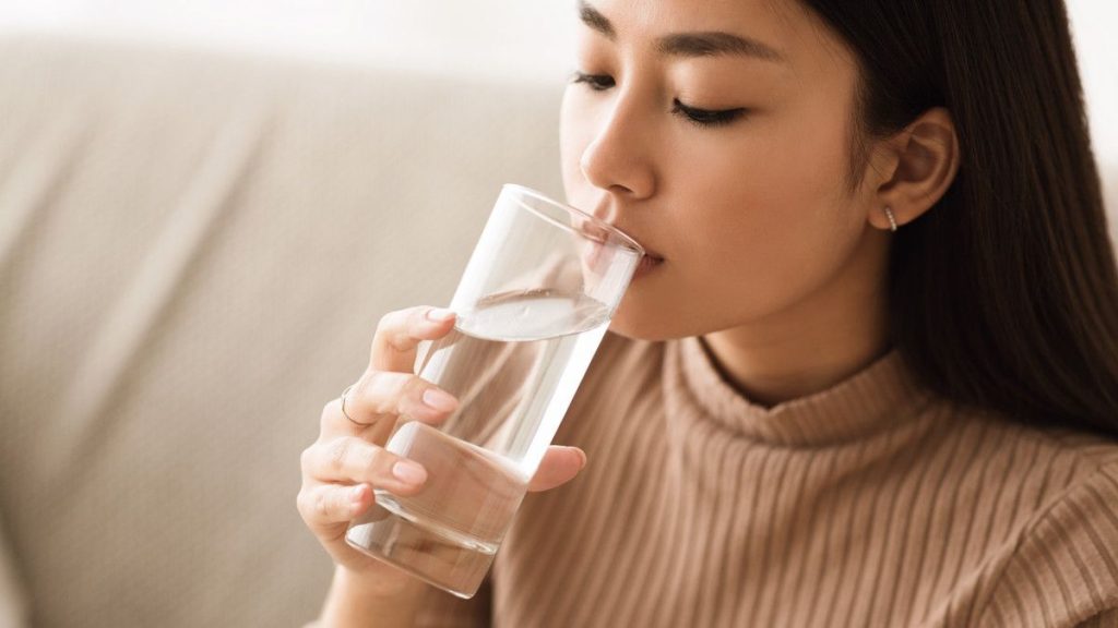 Minum Air Putih Sebagai Pola Hidup Sehat